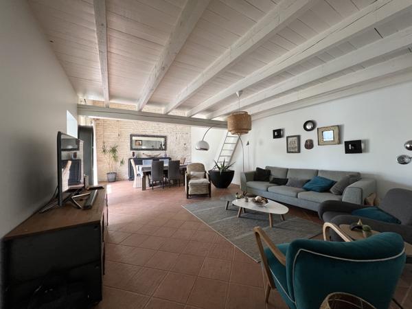 Maison
                                                                                                                                                                                                                                                                                                                        7 pièce(s)                                                                                                                                                                                                          3 chambre(s)                                                                                                                                                                                                          230  m²