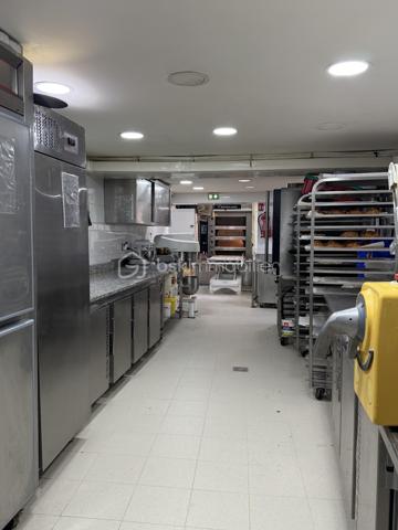 À vendre à Sarcelles, belle boulangerie-pâtisserie bénéficiant d’un emplacement animé et très passant, offrant une clientèle importante et un fort potentiel de développement.

L’établissement réalise actuellement un chiffre d’affaires d’environ 400 000 €, avec de réelles perspectives de progression pour un repreneur souhaitant développer davantage l’activité.

La boulangerie a bénéficié de travaux récents et dispose d’un outil de travail de qualité. De nombreux équipements professionnels sont récents ou neufs, notamment le four qui est neuf, ainsi que plusieurs appareils et matériels nécessaires à l’exploitation.

L’affaire bénéficie également d’atouts particulièrement intéressants : un grand appartement situé à l’étage, ainsi qu’un garage/espace de stockage supplémentaire.

Loyer : 2 264 € / mois
Nouveau bail commercial 3/6/9
CA : environ 400 000 €
Four neuf et nombreux équipements récents ou neufs
Travaux récents
Grand appartement à l’étage
Garage / espace de stockage
Emplacement animé et passant
Fort potentiel de développement

Une belle opportunité pour un professionnel de la boulangerie-pâtisserie recherchant une affaire déjà en activité, bien équipée et disposant encore d’une importante marge de développement.