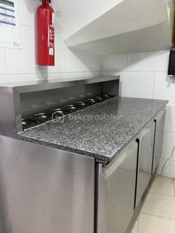 À vendre à Sarcelles, belle boulangerie-pâtisserie bénéficiant d’un emplacement animé et très passant, offrant une clientèle importante et un fort potentiel de développement.

L’établissement réalise actuellement un chiffre d’affaires d’environ 400 000 €, avec de réelles perspectives de progression pour un repreneur souhaitant développer davantage l’activité.

La boulangerie a bénéficié de travaux récents et dispose d’un outil de travail de qualité. De nombreux équipements professionnels sont récents ou neufs, notamment le four qui est neuf, ainsi que plusieurs appareils et matériels nécessaires à l’exploitation.

L’affaire bénéficie également d’atouts particulièrement intéressants : un grand appartement situé à l’étage, ainsi qu’un garage/espace de stockage supplémentaire.

Loyer : 2 264 € / mois
Nouveau bail commercial 3/6/9
CA : environ 400 000 €
Four neuf et nombreux équipements récents ou neufs
Travaux récents
Grand appartement à l’étage
Garage / espace de stockage
Emplacement animé et passant
Fort potentiel de développement

Une belle opportunité pour un professionnel de la boulangerie-pâtisserie recherchant une affaire déjà en activité, bien équipée et disposant encore d’une importante marge de développement.