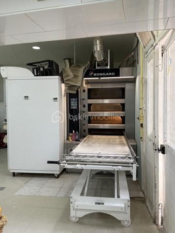 À vendre à Sarcelles, belle boulangerie-pâtisserie bénéficiant d’un emplacement animé et très passant, offrant une clientèle importante et un fort potentiel de développement.

L’établissement réalise actuellement un chiffre d’affaires d’environ 400 000 €, avec de réelles perspectives de progression pour un repreneur souhaitant développer davantage l’activité.

La boulangerie a bénéficié de travaux récents et dispose d’un outil de travail de qualité. De nombreux équipements professionnels sont récents ou neufs, notamment le four qui est neuf, ainsi que plusieurs appareils et matériels nécessaires à l’exploitation.

L’affaire bénéficie également d’atouts particulièrement intéressants : un grand appartement situé à l’étage, ainsi qu’un garage/espace de stockage supplémentaire.

Loyer : 2 264 € / mois
Nouveau bail commercial 3/6/9
CA : environ 400 000 €
Four neuf et nombreux équipements récents ou neufs
Travaux récents
Grand appartement à l’étage
Garage / espace de stockage
Emplacement animé et passant
Fort potentiel de développement

Une belle opportunité pour un professionnel de la boulangerie-pâtisserie recherchant une affaire déjà en activité, bien équipée et disposant encore d’une importante marge de développement.
