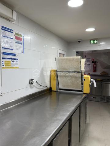 À vendre à Sarcelles, belle boulangerie-pâtisserie bénéficiant d’un emplacement animé et très passant, offrant une clientèle importante et un fort potentiel de développement.

L’établissement réalise actuellement un chiffre d’affaires d’environ 400 000 €, avec de réelles perspectives de progression pour un repreneur souhaitant développer davantage l’activité.

La boulangerie a bénéficié de travaux récents et dispose d’un outil de travail de qualité. De nombreux équipements professionnels sont récents ou neufs, notamment le four qui est neuf, ainsi que plusieurs appareils et matériels nécessaires à l’exploitation.

L’affaire bénéficie également d’atouts particulièrement intéressants : un grand appartement situé à l’étage, ainsi qu’un garage/espace de stockage supplémentaire.

Loyer : 2 264 € / mois
Nouveau bail commercial 3/6/9
CA : environ 400 000 €
Four neuf et nombreux équipements récents ou neufs
Travaux récents
Grand appartement à l’étage
Garage / espace de stockage
Emplacement animé et passant
Fort potentiel de développement

Une belle opportunité pour un professionnel de la boulangerie-pâtisserie recherchant une affaire déjà en activité, bien équipée et disposant encore d’une importante marge de développement.