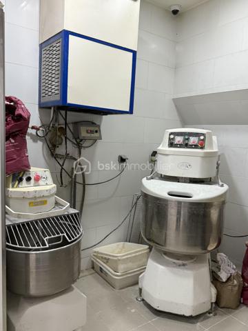 À vendre à Sarcelles, belle boulangerie-pâtisserie bénéficiant d’un emplacement animé et très passant, offrant une clientèle importante et un fort potentiel de développement.

L’établissement réalise actuellement un chiffre d’affaires d’environ 400 000 €, avec de réelles perspectives de progression pour un repreneur souhaitant développer davantage l’activité.

La boulangerie a bénéficié de travaux récents et dispose d’un outil de travail de qualité. De nombreux équipements professionnels sont récents ou neufs, notamment le four qui est neuf, ainsi que plusieurs appareils et matériels nécessaires à l’exploitation.

L’affaire bénéficie également d’atouts particulièrement intéressants : un grand appartement situé à l’étage, ainsi qu’un garage/espace de stockage supplémentaire.

Loyer : 2 264 € / mois
Nouveau bail commercial 3/6/9
CA : environ 400 000 €
Four neuf et nombreux équipements récents ou neufs
Travaux récents
Grand appartement à l’étage
Garage / espace de stockage
Emplacement animé et passant
Fort potentiel de développement

Une belle opportunité pour un professionnel de la boulangerie-pâtisserie recherchant une affaire déjà en activité, bien équipée et disposant encore d’une importante marge de développement.