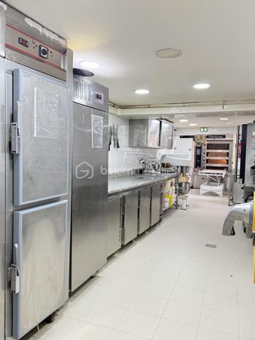 À vendre à Sarcelles, belle boulangerie-pâtisserie bénéficiant d’un emplacement animé et très passant, offrant une clientèle importante et un fort potentiel de développement.

L’établissement réalise actuellement un chiffre d’affaires d’environ 400 000 €, avec de réelles perspectives de progression pour un repreneur souhaitant développer davantage l’activité.

La boulangerie a bénéficié de travaux récents et dispose d’un outil de travail de qualité. De nombreux équipements professionnels sont récents ou neufs, notamment le four qui est neuf, ainsi que plusieurs appareils et matériels nécessaires à l’exploitation.

L’affaire bénéficie également d’atouts particulièrement intéressants : un grand appartement situé à l’étage, ainsi qu’un garage/espace de stockage supplémentaire.

Loyer : 2 264 € / mois
Nouveau bail commercial 3/6/9
CA : environ 400 000 €
Four neuf et nombreux équipements récents ou neufs
Travaux récents
Grand appartement à l’étage
Garage / espace de stockage
Emplacement animé et passant
Fort potentiel de développement

Une belle opportunité pour un professionnel de la boulangerie-pâtisserie recherchant une affaire déjà en activité, bien équipée et disposant encore d’une importante marge de développement.