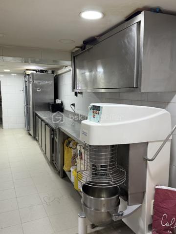 À vendre à Sarcelles, belle boulangerie-pâtisserie bénéficiant d’un emplacement animé et très passant, offrant une clientèle importante et un fort potentiel de développement.

L’établissement réalise actuellement un chiffre d’affaires d’environ 400 000 €, avec de réelles perspectives de progression pour un repreneur souhaitant développer davantage l’activité.

La boulangerie a bénéficié de travaux récents et dispose d’un outil de travail de qualité. De nombreux équipements professionnels sont récents ou neufs, notamment le four qui est neuf, ainsi que plusieurs appareils et matériels nécessaires à l’exploitation.

L’affaire bénéficie également d’atouts particulièrement intéressants : un grand appartement situé à l’étage, ainsi qu’un garage/espace de stockage supplémentaire.

Loyer : 2 264 € / mois
Nouveau bail commercial 3/6/9
CA : environ 400 000 €
Four neuf et nombreux équipements récents ou neufs
Travaux récents
Grand appartement à l’étage
Garage / espace de stockage
Emplacement animé et passant
Fort potentiel de développement

Une belle opportunité pour un professionnel de la boulangerie-pâtisserie recherchant une affaire déjà en activité, bien équipée et disposant encore d’une importante marge de développement.