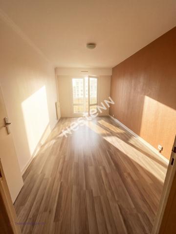 Rue de Chevigné REIMS : Appartement T4 - 6ème Étage avec Balcons & Parking couvert