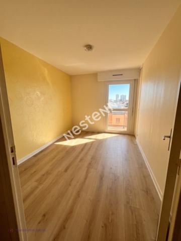 Rue de Chevigné REIMS : Appartement T4 - 6ème Étage avec Balcons & Parking couvert