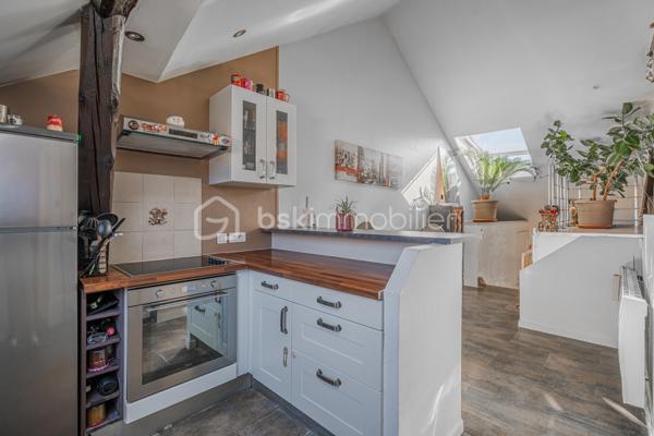 Au cœur de Rumilly, découvrez cet appartement trois pièces au charme singulier, développant environ 78 m² au sol pour 44 m² Carrez, au sein d’une petite copropriété de seulement 6 lots.

Dès l’entrée, l’ambiance chaleureuse et cosy des lieux séduit. Les volumes sous toiture, les différentes hauteurs et l’agencement atypique confèrent à cet appartement une véritable personnalité et en font un bien qui ne ressemble à aucun autre.

L’espace de vie s’articule autour d’une cuisine équipée ouverte sur le séjour, prolongée par un agréable coin salon surélevé qui apporte du caractère et permet de créer deux espaces distincts tout en conservant une atmosphère conviviale.

L’appartement dispose de deux chambres, d’une salle d’eau et de toilettes séparées. De nombreux rangements ont été intégrés afin d’exploiter intelligemment les différents volumes et espaces sous toiture.

Entièrement aménagé et ne nécessitant aucun travaux, le bien permet une installation immédiate.

Situé dans une petite copropriété de 6 lots gérée par un syndic bénévole, il bénéficie également de faibles charges de copropriété. Une cave d’environ 10 m² en sous-sol vient compléter l’ensemble.

Son emplacement en cœur de ville permet de profiter facilement des commerces, services et commodités de Rumilly.

Un appartement plein de charme destiné aux amoureux des espaces atypiques, à la recherche d’un intérieur chaleureux, fonctionnel et différent des appartements traditionnels.

Un bien à découvrir sur place pour apprécier pleinement ses volumes et son atmosphère.