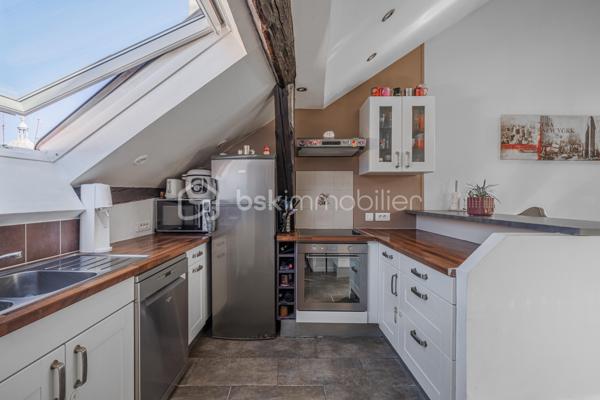 Au cœur de Rumilly, découvrez cet appartement trois pièces au charme singulier, développant environ 78 m² au sol pour 44 m² Carrez, au sein d’une petite copropriété de seulement 6 lots.

Dès l’entrée, l’ambiance chaleureuse et cosy des lieux séduit. Les volumes sous toiture, les différentes hauteurs et l’agencement atypique confèrent à cet appartement une véritable personnalité et en font un bien qui ne ressemble à aucun autre.

L’espace de vie s’articule autour d’une cuisine équipée ouverte sur le séjour, prolongée par un agréable coin salon surélevé qui apporte du caractère et permet de créer deux espaces distincts tout en conservant une atmosphère conviviale.

L’appartement dispose de deux chambres, d’une salle d’eau et de toilettes séparées. De nombreux rangements ont été intégrés afin d’exploiter intelligemment les différents volumes et espaces sous toiture.

Entièrement aménagé et ne nécessitant aucun travaux, le bien permet une installation immédiate.

Situé dans une petite copropriété de 6 lots gérée par un syndic bénévole, il bénéficie également de faibles charges de copropriété. Une cave d’environ 10 m² en sous-sol vient compléter l’ensemble.

Son emplacement en cœur de ville permet de profiter facilement des commerces, services et commodités de Rumilly.

Un appartement plein de charme destiné aux amoureux des espaces atypiques, à la recherche d’un intérieur chaleureux, fonctionnel et différent des appartements traditionnels.

Un bien à découvrir sur place pour apprécier pleinement ses volumes et son atmosphère.