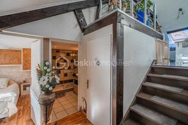 Au cœur de Rumilly, découvrez cet appartement trois pièces au charme singulier, développant environ 78 m² au sol pour 44 m² Carrez, au sein d’une petite copropriété de seulement 6 lots.

Dès l’entrée, l’ambiance chaleureuse et cosy des lieux séduit. Les volumes sous toiture, les différentes hauteurs et l’agencement atypique confèrent à cet appartement une véritable personnalité et en font un bien qui ne ressemble à aucun autre.

L’espace de vie s’articule autour d’une cuisine équipée ouverte sur le séjour, prolongée par un agréable coin salon surélevé qui apporte du caractère et permet de créer deux espaces distincts tout en conservant une atmosphère conviviale.

L’appartement dispose de deux chambres, d’une salle d’eau et de toilettes séparées. De nombreux rangements ont été intégrés afin d’exploiter intelligemment les différents volumes et espaces sous toiture.

Entièrement aménagé et ne nécessitant aucun travaux, le bien permet une installation immédiate.

Situé dans une petite copropriété de 6 lots gérée par un syndic bénévole, il bénéficie également de faibles charges de copropriété. Une cave d’environ 10 m² en sous-sol vient compléter l’ensemble.

Son emplacement en cœur de ville permet de profiter facilement des commerces, services et commodités de Rumilly.

Un appartement plein de charme destiné aux amoureux des espaces atypiques, à la recherche d’un intérieur chaleureux, fonctionnel et différent des appartements traditionnels.

Un bien à découvrir sur place pour apprécier pleinement ses volumes et son atmosphère.
