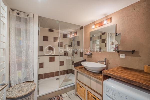 Au cœur de Rumilly, découvrez cet appartement trois pièces au charme singulier, développant environ 78 m² au sol pour 44 m² Carrez, au sein d’une petite copropriété de seulement 6 lots.

Dès l’entrée, l’ambiance chaleureuse et cosy des lieux séduit. Les volumes sous toiture, les différentes hauteurs et l’agencement atypique confèrent à cet appartement une véritable personnalité et en font un bien qui ne ressemble à aucun autre.

L’espace de vie s’articule autour d’une cuisine équipée ouverte sur le séjour, prolongée par un agréable coin salon surélevé qui apporte du caractère et permet de créer deux espaces distincts tout en conservant une atmosphère conviviale.

L’appartement dispose de deux chambres, d’une salle d’eau et de toilettes séparées. De nombreux rangements ont été intégrés afin d’exploiter intelligemment les différents volumes et espaces sous toiture.

Entièrement aménagé et ne nécessitant aucun travaux, le bien permet une installation immédiate.

Situé dans une petite copropriété de 6 lots gérée par un syndic bénévole, il bénéficie également de faibles charges de copropriété. Une cave d’environ 10 m² en sous-sol vient compléter l’ensemble.

Son emplacement en cœur de ville permet de profiter facilement des commerces, services et commodités de Rumilly.

Un appartement plein de charme destiné aux amoureux des espaces atypiques, à la recherche d’un intérieur chaleureux, fonctionnel et différent des appartements traditionnels.

Un bien à découvrir sur place pour apprécier pleinement ses volumes et son atmosphère.