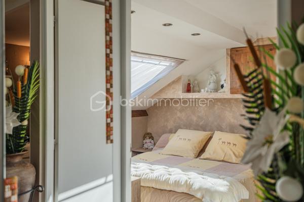 Au cœur de Rumilly, découvrez cet appartement trois pièces au charme singulier, développant environ 78 m² au sol pour 44 m² Carrez, au sein d’une petite copropriété de seulement 6 lots.

Dès l’entrée, l’ambiance chaleureuse et cosy des lieux séduit. Les volumes sous toiture, les différentes hauteurs et l’agencement atypique confèrent à cet appartement une véritable personnalité et en font un bien qui ne ressemble à aucun autre.

L’espace de vie s’articule autour d’une cuisine équipée ouverte sur le séjour, prolongée par un agréable coin salon surélevé qui apporte du caractère et permet de créer deux espaces distincts tout en conservant une atmosphère conviviale.

L’appartement dispose de deux chambres, d’une salle d’eau et de toilettes séparées. De nombreux rangements ont été intégrés afin d’exploiter intelligemment les différents volumes et espaces sous toiture.

Entièrement aménagé et ne nécessitant aucun travaux, le bien permet une installation immédiate.

Situé dans une petite copropriété de 6 lots gérée par un syndic bénévole, il bénéficie également de faibles charges de copropriété. Une cave d’environ 10 m² en sous-sol vient compléter l’ensemble.

Son emplacement en cœur de ville permet de profiter facilement des commerces, services et commodités de Rumilly.

Un appartement plein de charme destiné aux amoureux des espaces atypiques, à la recherche d’un intérieur chaleureux, fonctionnel et différent des appartements traditionnels.

Un bien à découvrir sur place pour apprécier pleinement ses volumes et son atmosphère.