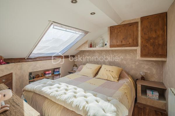 Au cœur de Rumilly, découvrez cet appartement trois pièces au charme singulier, développant environ 78 m² au sol pour 44 m² Carrez, au sein d’une petite copropriété de seulement 6 lots.

Dès l’entrée, l’ambiance chaleureuse et cosy des lieux séduit. Les volumes sous toiture, les différentes hauteurs et l’agencement atypique confèrent à cet appartement une véritable personnalité et en font un bien qui ne ressemble à aucun autre.

L’espace de vie s’articule autour d’une cuisine équipée ouverte sur le séjour, prolongée par un agréable coin salon surélevé qui apporte du caractère et permet de créer deux espaces distincts tout en conservant une atmosphère conviviale.

L’appartement dispose de deux chambres, d’une salle d’eau et de toilettes séparées. De nombreux rangements ont été intégrés afin d’exploiter intelligemment les différents volumes et espaces sous toiture.

Entièrement aménagé et ne nécessitant aucun travaux, le bien permet une installation immédiate.

Situé dans une petite copropriété de 6 lots gérée par un syndic bénévole, il bénéficie également de faibles charges de copropriété. Une cave d’environ 10 m² en sous-sol vient compléter l’ensemble.

Son emplacement en cœur de ville permet de profiter facilement des commerces, services et commodités de Rumilly.

Un appartement plein de charme destiné aux amoureux des espaces atypiques, à la recherche d’un intérieur chaleureux, fonctionnel et différent des appartements traditionnels.

Un bien à découvrir sur place pour apprécier pleinement ses volumes et son atmosphère.
