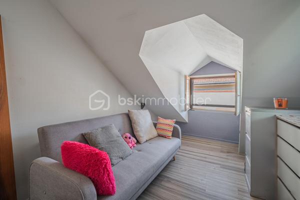 Au cœur de Rumilly, découvrez cet appartement trois pièces au charme singulier, développant environ 78 m² au sol pour 44 m² Carrez, au sein d’une petite copropriété de seulement 6 lots.

Dès l’entrée, l’ambiance chaleureuse et cosy des lieux séduit. Les volumes sous toiture, les différentes hauteurs et l’agencement atypique confèrent à cet appartement une véritable personnalité et en font un bien qui ne ressemble à aucun autre.

L’espace de vie s’articule autour d’une cuisine équipée ouverte sur le séjour, prolongée par un agréable coin salon surélevé qui apporte du caractère et permet de créer deux espaces distincts tout en conservant une atmosphère conviviale.

L’appartement dispose de deux chambres, d’une salle d’eau et de toilettes séparées. De nombreux rangements ont été intégrés afin d’exploiter intelligemment les différents volumes et espaces sous toiture.

Entièrement aménagé et ne nécessitant aucun travaux, le bien permet une installation immédiate.

Situé dans une petite copropriété de 6 lots gérée par un syndic bénévole, il bénéficie également de faibles charges de copropriété. Une cave d’environ 10 m² en sous-sol vient compléter l’ensemble.

Son emplacement en cœur de ville permet de profiter facilement des commerces, services et commodités de Rumilly.

Un appartement plein de charme destiné aux amoureux des espaces atypiques, à la recherche d’un intérieur chaleureux, fonctionnel et différent des appartements traditionnels.

Un bien à découvrir sur place pour apprécier pleinement ses volumes et son atmosphère.