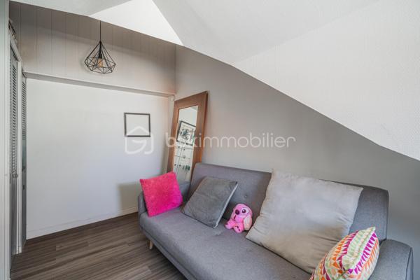 Au cœur de Rumilly, découvrez cet appartement trois pièces au charme singulier, développant environ 78 m² au sol pour 44 m² Carrez, au sein d’une petite copropriété de seulement 6 lots.

Dès l’entrée, l’ambiance chaleureuse et cosy des lieux séduit. Les volumes sous toiture, les différentes hauteurs et l’agencement atypique confèrent à cet appartement une véritable personnalité et en font un bien qui ne ressemble à aucun autre.

L’espace de vie s’articule autour d’une cuisine équipée ouverte sur le séjour, prolongée par un agréable coin salon surélevé qui apporte du caractère et permet de créer deux espaces distincts tout en conservant une atmosphère conviviale.

L’appartement dispose de deux chambres, d’une salle d’eau et de toilettes séparées. De nombreux rangements ont été intégrés afin d’exploiter intelligemment les différents volumes et espaces sous toiture.

Entièrement aménagé et ne nécessitant aucun travaux, le bien permet une installation immédiate.

Situé dans une petite copropriété de 6 lots gérée par un syndic bénévole, il bénéficie également de faibles charges de copropriété. Une cave d’environ 10 m² en sous-sol vient compléter l’ensemble.

Son emplacement en cœur de ville permet de profiter facilement des commerces, services et commodités de Rumilly.

Un appartement plein de charme destiné aux amoureux des espaces atypiques, à la recherche d’un intérieur chaleureux, fonctionnel et différent des appartements traditionnels.

Un bien à découvrir sur place pour apprécier pleinement ses volumes et son atmosphère.