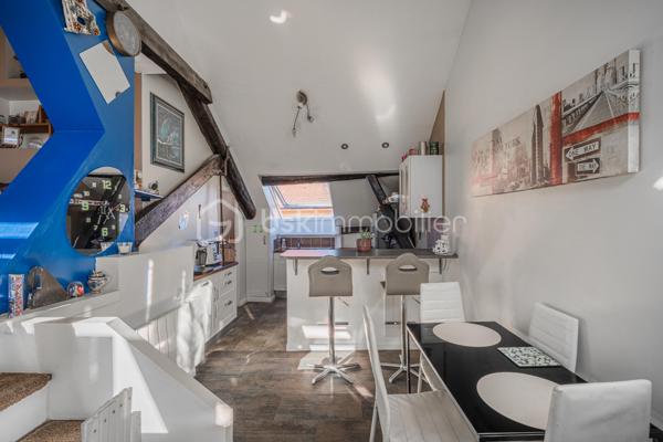 Au cœur de Rumilly, découvrez cet appartement trois pièces au charme singulier, développant environ 78 m² au sol pour 44 m² Carrez, au sein d’une petite copropriété de seulement 6 lots.

Dès l’entrée, l’ambiance chaleureuse et cosy des lieux séduit. Les volumes sous toiture, les différentes hauteurs et l’agencement atypique confèrent à cet appartement une véritable personnalité et en font un bien qui ne ressemble à aucun autre.

L’espace de vie s’articule autour d’une cuisine équipée ouverte sur le séjour, prolongée par un agréable coin salon surélevé qui apporte du caractère et permet de créer deux espaces distincts tout en conservant une atmosphère conviviale.

L’appartement dispose de deux chambres, d’une salle d’eau et de toilettes séparées. De nombreux rangements ont été intégrés afin d’exploiter intelligemment les différents volumes et espaces sous toiture.

Entièrement aménagé et ne nécessitant aucun travaux, le bien permet une installation immédiate.

Situé dans une petite copropriété de 6 lots gérée par un syndic bénévole, il bénéficie également de faibles charges de copropriété. Une cave d’environ 10 m² en sous-sol vient compléter l’ensemble.

Son emplacement en cœur de ville permet de profiter facilement des commerces, services et commodités de Rumilly.

Un appartement plein de charme destiné aux amoureux des espaces atypiques, à la recherche d’un intérieur chaleureux, fonctionnel et différent des appartements traditionnels.

Un bien à découvrir sur place pour apprécier pleinement ses volumes et son atmosphère.