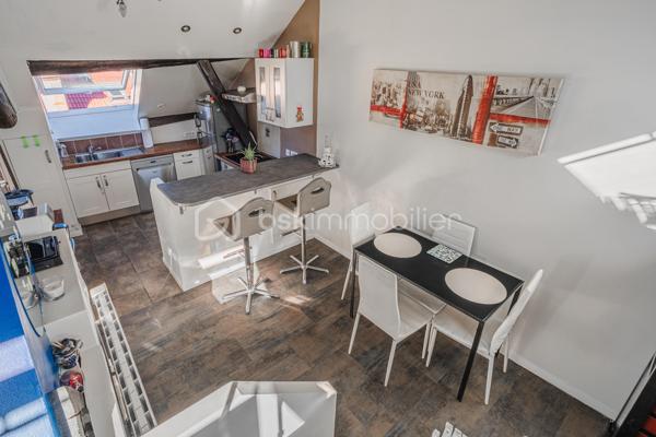 Au cœur de Rumilly, découvrez cet appartement trois pièces au charme singulier, développant environ 78 m² au sol pour 44 m² Carrez, au sein d’une petite copropriété de seulement 6 lots.

Dès l’entrée, l’ambiance chaleureuse et cosy des lieux séduit. Les volumes sous toiture, les différentes hauteurs et l’agencement atypique confèrent à cet appartement une véritable personnalité et en font un bien qui ne ressemble à aucun autre.

L’espace de vie s’articule autour d’une cuisine équipée ouverte sur le séjour, prolongée par un agréable coin salon surélevé qui apporte du caractère et permet de créer deux espaces distincts tout en conservant une atmosphère conviviale.

L’appartement dispose de deux chambres, d’une salle d’eau et de toilettes séparées. De nombreux rangements ont été intégrés afin d’exploiter intelligemment les différents volumes et espaces sous toiture.

Entièrement aménagé et ne nécessitant aucun travaux, le bien permet une installation immédiate.

Situé dans une petite copropriété de 6 lots gérée par un syndic bénévole, il bénéficie également de faibles charges de copropriété. Une cave d’environ 10 m² en sous-sol vient compléter l’ensemble.

Son emplacement en cœur de ville permet de profiter facilement des commerces, services et commodités de Rumilly.

Un appartement plein de charme destiné aux amoureux des espaces atypiques, à la recherche d’un intérieur chaleureux, fonctionnel et différent des appartements traditionnels.

Un bien à découvrir sur place pour apprécier pleinement ses volumes et son atmosphère.