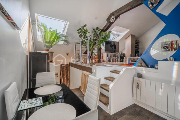 Au cœur de Rumilly, découvrez cet appartement trois pièces au charme singulier, développant environ 78 m² au sol pour 44 m² Carrez, au sein d’une petite copropriété de seulement 6 lots.

Dès l’entrée, l’ambiance chaleureuse et cosy des lieux séduit. Les volumes sous toiture, les différentes hauteurs et l’agencement atypique confèrent à cet appartement une véritable personnalité et en font un bien qui ne ressemble à aucun autre.

L’espace de vie s’articule autour d’une cuisine équipée ouverte sur le séjour, prolongée par un agréable coin salon surélevé qui apporte du caractère et permet de créer deux espaces distincts tout en conservant une atmosphère conviviale.

L’appartement dispose de deux chambres, d’une salle d’eau et de toilettes séparées. De nombreux rangements ont été intégrés afin d’exploiter intelligemment les différents volumes et espaces sous toiture.

Entièrement aménagé et ne nécessitant aucun travaux, le bien permet une installation immédiate.

Situé dans une petite copropriété de 6 lots gérée par un syndic bénévole, il bénéficie également de faibles charges de copropriété. Une cave d’environ 10 m² en sous-sol vient compléter l’ensemble.

Son emplacement en cœur de ville permet de profiter facilement des commerces, services et commodités de Rumilly.

Un appartement plein de charme destiné aux amoureux des espaces atypiques, à la recherche d’un intérieur chaleureux, fonctionnel et différent des appartements traditionnels.

Un bien à découvrir sur place pour apprécier pleinement ses volumes et son atmosphère.