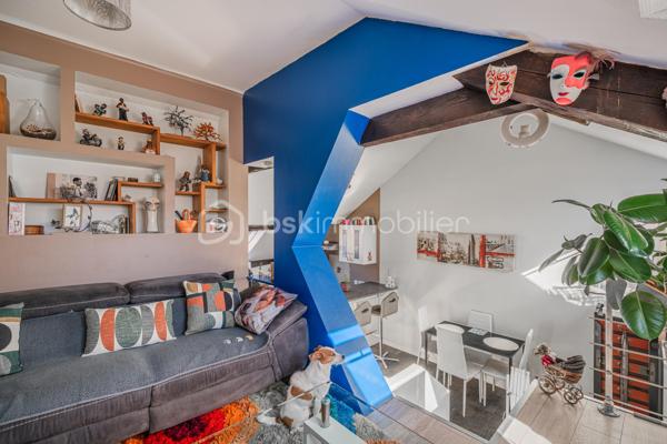 Au cœur de Rumilly, découvrez cet appartement trois pièces au charme singulier, développant environ 78 m² au sol pour 44 m² Carrez, au sein d’une petite copropriété de seulement 6 lots.

Dès l’entrée, l’ambiance chaleureuse et cosy des lieux séduit. Les volumes sous toiture, les différentes hauteurs et l’agencement atypique confèrent à cet appartement une véritable personnalité et en font un bien qui ne ressemble à aucun autre.

L’espace de vie s’articule autour d’une cuisine équipée ouverte sur le séjour, prolongée par un agréable coin salon surélevé qui apporte du caractère et permet de créer deux espaces distincts tout en conservant une atmosphère conviviale.

L’appartement dispose de deux chambres, d’une salle d’eau et de toilettes séparées. De nombreux rangements ont été intégrés afin d’exploiter intelligemment les différents volumes et espaces sous toiture.

Entièrement aménagé et ne nécessitant aucun travaux, le bien permet une installation immédiate.

Situé dans une petite copropriété de 6 lots gérée par un syndic bénévole, il bénéficie également de faibles charges de copropriété. Une cave d’environ 10 m² en sous-sol vient compléter l’ensemble.

Son emplacement en cœur de ville permet de profiter facilement des commerces, services et commodités de Rumilly.

Un appartement plein de charme destiné aux amoureux des espaces atypiques, à la recherche d’un intérieur chaleureux, fonctionnel et différent des appartements traditionnels.

Un bien à découvrir sur place pour apprécier pleinement ses volumes et son atmosphère.