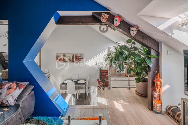Au cœur de Rumilly, découvrez cet appartement trois pièces au charme singulier, développant environ 78 m² au sol pour 44 m² Carrez, au sein d’une petite copropriété de seulement 6 lots.

Dès l’entrée, l’ambiance chaleureuse et cosy des lieux séduit. Les volumes sous toiture, les différentes hauteurs et l’agencement atypique confèrent à cet appartement une véritable personnalité et en font un bien qui ne ressemble à aucun autre.

L’espace de vie s’articule autour d’une cuisine équipée ouverte sur le séjour, prolongée par un agréable coin salon surélevé qui apporte du caractère et permet de créer deux espaces distincts tout en conservant une atmosphère conviviale.

L’appartement dispose de deux chambres, d’une salle d’eau et de toilettes séparées. De nombreux rangements ont été intégrés afin d’exploiter intelligemment les différents volumes et espaces sous toiture.

Entièrement aménagé et ne nécessitant aucun travaux, le bien permet une installation immédiate.

Situé dans une petite copropriété de 6 lots gérée par un syndic bénévole, il bénéficie également de faibles charges de copropriété. Une cave d’environ 10 m² en sous-sol vient compléter l’ensemble.

Son emplacement en cœur de ville permet de profiter facilement des commerces, services et commodités de Rumilly.

Un appartement plein de charme destiné aux amoureux des espaces atypiques, à la recherche d’un intérieur chaleureux, fonctionnel et différent des appartements traditionnels.

Un bien à découvrir sur place pour apprécier pleinement ses volumes et son atmosphère.