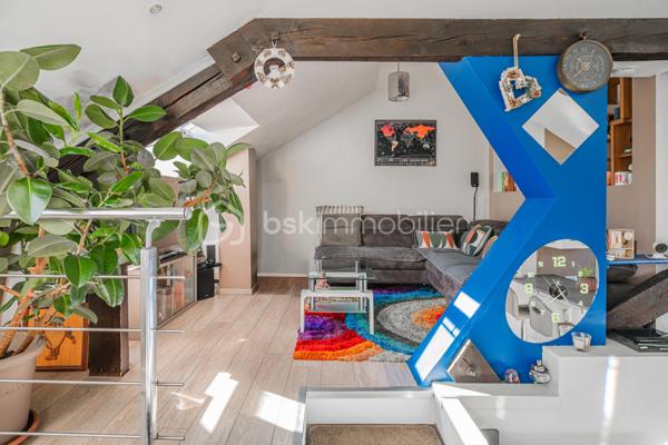 Au cœur de Rumilly, découvrez cet appartement trois pièces au charme singulier, développant environ 78 m² au sol pour 44 m² Carrez, au sein d’une petite copropriété de seulement 6 lots.

Dès l’entrée, l’ambiance chaleureuse et cosy des lieux séduit. Les volumes sous toiture, les différentes hauteurs et l’agencement atypique confèrent à cet appartement une véritable personnalité et en font un bien qui ne ressemble à aucun autre.

L’espace de vie s’articule autour d’une cuisine équipée ouverte sur le séjour, prolongée par un agréable coin salon surélevé qui apporte du caractère et permet de créer deux espaces distincts tout en conservant une atmosphère conviviale.

L’appartement dispose de deux chambres, d’une salle d’eau et de toilettes séparées. De nombreux rangements ont été intégrés afin d’exploiter intelligemment les différents volumes et espaces sous toiture.

Entièrement aménagé et ne nécessitant aucun travaux, le bien permet une installation immédiate.

Situé dans une petite copropriété de 6 lots gérée par un syndic bénévole, il bénéficie également de faibles charges de copropriété. Une cave d’environ 10 m² en sous-sol vient compléter l’ensemble.

Son emplacement en cœur de ville permet de profiter facilement des commerces, services et commodités de Rumilly.

Un appartement plein de charme destiné aux amoureux des espaces atypiques, à la recherche d’un intérieur chaleureux, fonctionnel et différent des appartements traditionnels.

Un bien à découvrir sur place pour apprécier pleinement ses volumes et son atmosphère.