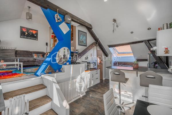 Au cœur de Rumilly, découvrez cet appartement trois pièces au charme singulier, développant environ 78 m² au sol pour 44 m² Carrez, au sein d’une petite copropriété de seulement 6 lots.

Dès l’entrée, l’ambiance chaleureuse et cosy des lieux séduit. Les volumes sous toiture, les différentes hauteurs et l’agencement atypique confèrent à cet appartement une véritable personnalité et en font un bien qui ne ressemble à aucun autre.

L’espace de vie s’articule autour d’une cuisine équipée ouverte sur le séjour, prolongée par un agréable coin salon surélevé qui apporte du caractère et permet de créer deux espaces distincts tout en conservant une atmosphère conviviale.

L’appartement dispose de deux chambres, d’une salle d’eau et de toilettes séparées. De nombreux rangements ont été intégrés afin d’exploiter intelligemment les différents volumes et espaces sous toiture.

Entièrement aménagé et ne nécessitant aucun travaux, le bien permet une installation immédiate.

Situé dans une petite copropriété de 6 lots gérée par un syndic bénévole, il bénéficie également de faibles charges de copropriété. Une cave d’environ 10 m² en sous-sol vient compléter l’ensemble.

Son emplacement en cœur de ville permet de profiter facilement des commerces, services et commodités de Rumilly.

Un appartement plein de charme destiné aux amoureux des espaces atypiques, à la recherche d’un intérieur chaleureux, fonctionnel et différent des appartements traditionnels.

Un bien à découvrir sur place pour apprécier pleinement ses volumes et son atmosphère.