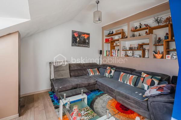 Au cœur de Rumilly, découvrez cet appartement trois pièces au charme singulier, développant environ 78 m² au sol pour 44 m² Carrez, au sein d’une petite copropriété de seulement 6 lots.

Dès l’entrée, l’ambiance chaleureuse et cosy des lieux séduit. Les volumes sous toiture, les différentes hauteurs et l’agencement atypique confèrent à cet appartement une véritable personnalité et en font un bien qui ne ressemble à aucun autre.

L’espace de vie s’articule autour d’une cuisine équipée ouverte sur le séjour, prolongée par un agréable coin salon surélevé qui apporte du caractère et permet de créer deux espaces distincts tout en conservant une atmosphère conviviale.

L’appartement dispose de deux chambres, d’une salle d’eau et de toilettes séparées. De nombreux rangements ont été intégrés afin d’exploiter intelligemment les différents volumes et espaces sous toiture.

Entièrement aménagé et ne nécessitant aucun travaux, le bien permet une installation immédiate.

Situé dans une petite copropriété de 6 lots gérée par un syndic bénévole, il bénéficie également de faibles charges de copropriété. Une cave d’environ 10 m² en sous-sol vient compléter l’ensemble.

Son emplacement en cœur de ville permet de profiter facilement des commerces, services et commodités de Rumilly.

Un appartement plein de charme destiné aux amoureux des espaces atypiques, à la recherche d’un intérieur chaleureux, fonctionnel et différent des appartements traditionnels.

Un bien à découvrir sur place pour apprécier pleinement ses volumes et son atmosphère.