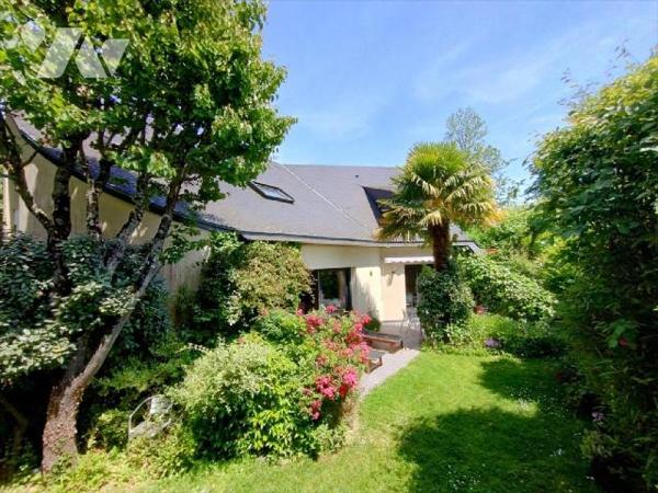 Dans quartier recherché à 2 pas du centre ville, spacieuse maison d'architecte composée d'une p...