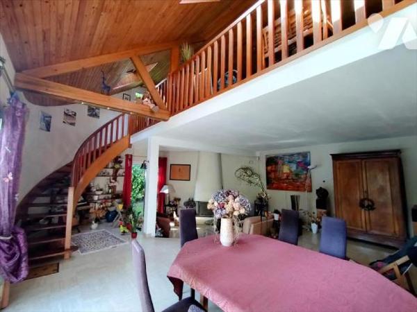 Dans quartier recherché à 2 pas du centre ville, spacieuse maison d'architecte composée d'une p...