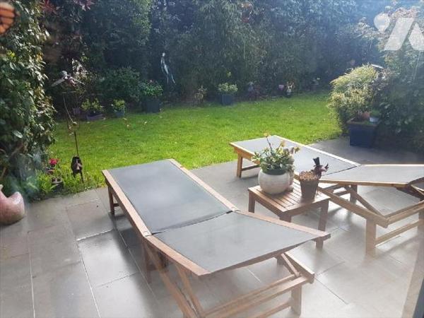 Dans quartier recherché à 2 pas du centre ville, spacieuse maison d'architecte composée d'une p...