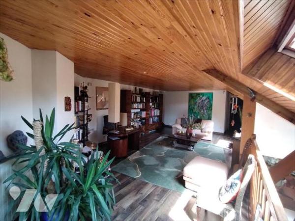 Dans quartier recherché à 2 pas du centre ville, spacieuse maison d'architecte composée d'une p...