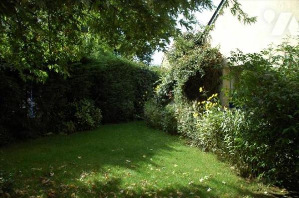 Dans quartier recherché à 2 pas du centre ville, spacieuse maison d'architecte composée d'une p...