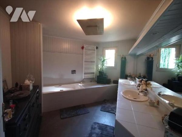 Dans quartier recherché à 2 pas du centre ville, spacieuse maison d'architecte composée d'une p...