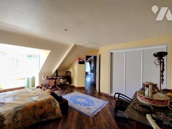 Dans quartier recherché à 2 pas du centre ville, spacieuse maison d'architecte composée d'une p...