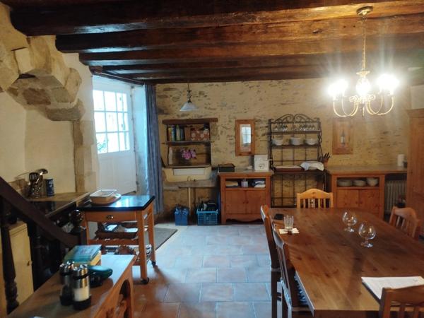 Charmante Maison de Village en Pierre avec Jardin et Caractère Authentique