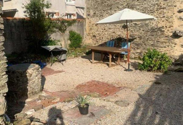Charmante Maison de Village en Pierre avec Jardin et Caractère Authentique