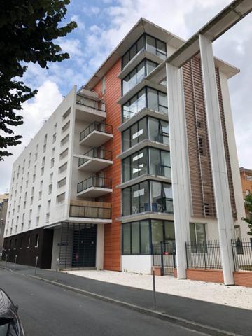 LA ROCHE sur YON en HYPER CENTRE, superbe STUDIO en MEUBLE avec grande LOGGIA