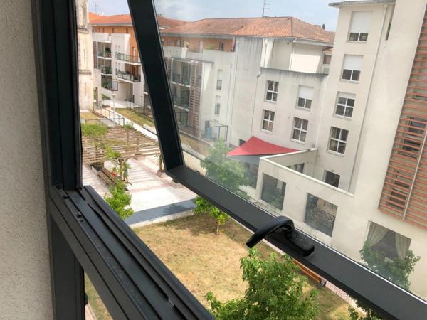 LA ROCHE sur YON en HYPER CENTRE, superbe STUDIO en MEUBLE avec grande LOGGIA