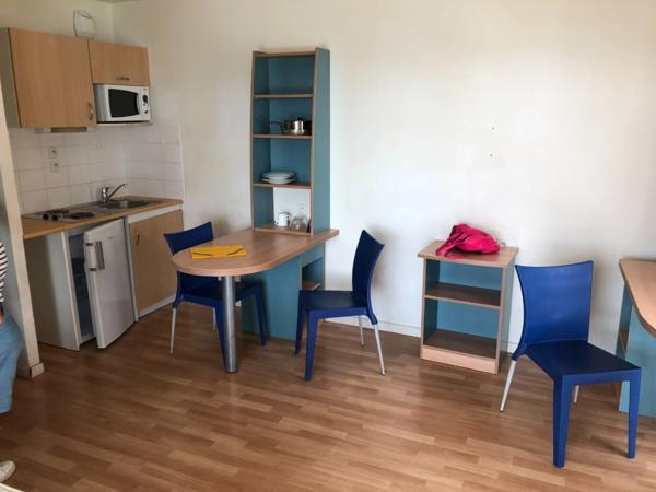 LA ROCHE sur YON en HYPER CENTRE, superbe STUDIO en MEUBLE avec grande LOGGIA