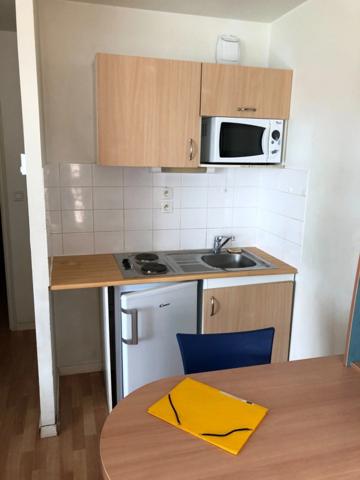 LA ROCHE sur YON en HYPER CENTRE, superbe STUDIO en MEUBLE avec grande LOGGIA