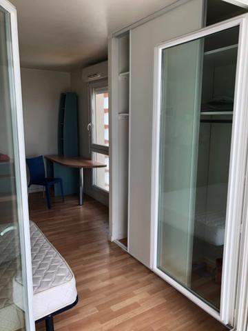 LA ROCHE sur YON en HYPER CENTRE, superbe STUDIO en MEUBLE avec grande LOGGIA