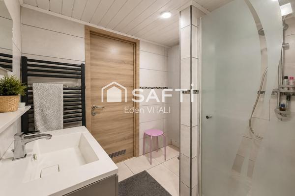 Maison mitoyenne de 61 m2, 2 chambres, courette extérieur.