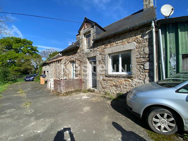 À Vendre Maison en pierres à Trébry, au coeur de la campagne bretonne avec environ 7000m² de terrain.