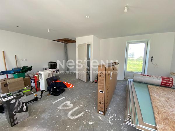 À Vendre Maison en pierres à Trébry, au coeur de la campagne bretonne avec environ 7000m² de terrain.