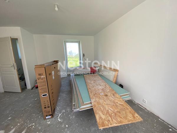 À Vendre Maison en pierres à Trébry, au coeur de la campagne bretonne avec environ 7000m² de terrain.