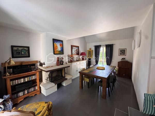 Dans un environnement très calme à Claye-Souilly, découvrez cette maison individuelle offrant un cadre de vie privilégié au cœur d’un magnifique terrain arboré de 2 065 m² avec accès direct à un ruisseau en fond de parcelle.

Laissez vous séduire par les beaux volumes et la luminosité de cette maison familiale parfaitement entretenue.
Elle se compose, au rez-de-chaussée :
-D’une entrée
-Salle d'eau et WC indépendant
-Un grand placard de rangement
-Une cuisine récemment rénovée
-Un spacieux salon-séjour. 
Ce dernier se prolonge par un second espace de vie baigné de lumière grâce à de larges baies vitrées ouvrant directement sur une vaste terrasse exposée sur le jardin.

À l’étage, l’espace nuit comprend :
-Trois chambres
-Une salle de bains et WC indépendant
-Un bureau en mezzanine surplombant le séjour, et apportant charme et caractère à l’ensemble.

Le sous-sol offre un véritable confort au quotidien avec un garage double, une cave ainsi qu’un espace buanderie/chaufferie.
Les extérieurs constituent un véritable atout : vaste terrain de plus de 2 000 m², environnement verdoyant, espace idéal pour les enfants, les animaux ou les amoureux de nature, avec en prime un accès direct à un petit cours d’eau qui confère à la propriété un caractère rare.

Une maison idéale pour une famille recherchant espace, tranquillité et qualité de vie tout en restant proche des commodités de Claye-Souilly.