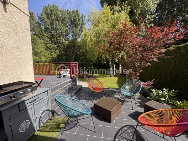 Dans un environnement très calme à Claye-Souilly, découvrez cette maison individuelle offrant un cadre de vie privilégié au cœur d’un magnifique terrain arboré de 2 065 m² avec accès direct à un ruisseau en fond de parcelle.

Laissez vous séduire par les beaux volumes et la luminosité de cette maison familiale parfaitement entretenue.
Elle se compose, au rez-de-chaussée :
-D’une entrée
-Salle d'eau et WC indépendant
-Un grand placard de rangement
-Une cuisine récemment rénovée
-Un spacieux salon-séjour. 
Ce dernier se prolonge par un second espace de vie baigné de lumière grâce à de larges baies vitrées ouvrant directement sur une vaste terrasse exposée sur le jardin.

À l’étage, l’espace nuit comprend :
-Trois chambres
-Une salle de bains et WC indépendant
-Un bureau en mezzanine surplombant le séjour, et apportant charme et caractère à l’ensemble.

Le sous-sol offre un véritable confort au quotidien avec un garage double, une cave ainsi qu’un espace buanderie/chaufferie.
Les extérieurs constituent un véritable atout : vaste terrain de plus de 2 000 m², environnement verdoyant, espace idéal pour les enfants, les animaux ou les amoureux de nature, avec en prime un accès direct à un petit cours d’eau qui confère à la propriété un caractère rare.

Une maison idéale pour une famille recherchant espace, tranquillité et qualité de vie tout en restant proche des commodités de Claye-Souilly.