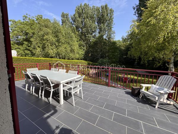 Dans un environnement très calme à Claye-Souilly, découvrez cette maison individuelle offrant un cadre de vie privilégié au cœur d’un magnifique terrain arboré de 2 065 m² avec accès direct à un ruisseau en fond de parcelle.

Laissez vous séduire par les beaux volumes et la luminosité de cette maison familiale parfaitement entretenue.
Elle se compose, au rez-de-chaussée :
-D’une entrée
-Salle d'eau et WC indépendant
-Un grand placard de rangement
-Une cuisine récemment rénovée
-Un spacieux salon-séjour. 
Ce dernier se prolonge par un second espace de vie baigné de lumière grâce à de larges baies vitrées ouvrant directement sur une vaste terrasse exposée sur le jardin.

À l’étage, l’espace nuit comprend :
-Trois chambres
-Une salle de bains et WC indépendant
-Un bureau en mezzanine surplombant le séjour, et apportant charme et caractère à l’ensemble.

Le sous-sol offre un véritable confort au quotidien avec un garage double, une cave ainsi qu’un espace buanderie/chaufferie.
Les extérieurs constituent un véritable atout : vaste terrain de plus de 2 000 m², environnement verdoyant, espace idéal pour les enfants, les animaux ou les amoureux de nature, avec en prime un accès direct à un petit cours d’eau qui confère à la propriété un caractère rare.

Une maison idéale pour une famille recherchant espace, tranquillité et qualité de vie tout en restant proche des commodités de Claye-Souilly.