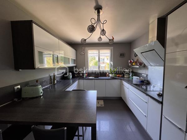 Dans un environnement très calme à Claye-Souilly, découvrez cette maison individuelle offrant un cadre de vie privilégié au cœur d’un magnifique terrain arboré de 2 065 m² avec accès direct à un ruisseau en fond de parcelle.

Laissez vous séduire par les beaux volumes et la luminosité de cette maison familiale parfaitement entretenue.
Elle se compose, au rez-de-chaussée :
-D’une entrée
-Salle d'eau et WC indépendant
-Un grand placard de rangement
-Une cuisine récemment rénovée
-Un spacieux salon-séjour. 
Ce dernier se prolonge par un second espace de vie baigné de lumière grâce à de larges baies vitrées ouvrant directement sur une vaste terrasse exposée sur le jardin.

À l’étage, l’espace nuit comprend :
-Trois chambres
-Une salle de bains et WC indépendant
-Un bureau en mezzanine surplombant le séjour, et apportant charme et caractère à l’ensemble.

Le sous-sol offre un véritable confort au quotidien avec un garage double, une cave ainsi qu’un espace buanderie/chaufferie.
Les extérieurs constituent un véritable atout : vaste terrain de plus de 2 000 m², environnement verdoyant, espace idéal pour les enfants, les animaux ou les amoureux de nature, avec en prime un accès direct à un petit cours d’eau qui confère à la propriété un caractère rare.

Une maison idéale pour une famille recherchant espace, tranquillité et qualité de vie tout en restant proche des commodités de Claye-Souilly.
