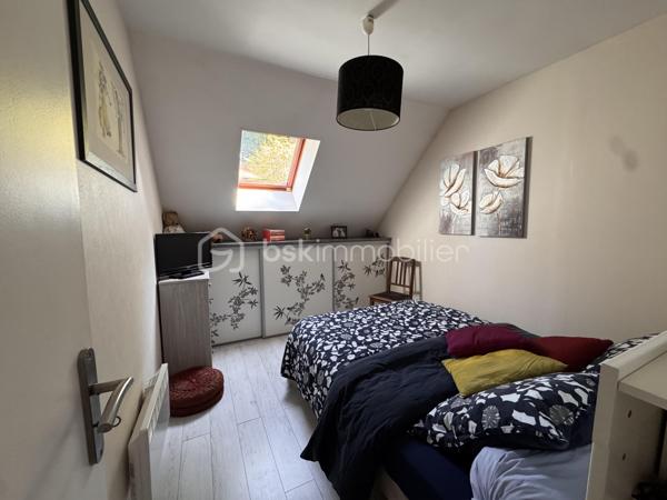 Dans un environnement très calme à Claye-Souilly, découvrez cette maison individuelle offrant un cadre de vie privilégié au cœur d’un magnifique terrain arboré de 2 065 m² avec accès direct à un ruisseau en fond de parcelle.

Laissez vous séduire par les beaux volumes et la luminosité de cette maison familiale parfaitement entretenue.
Elle se compose, au rez-de-chaussée :
-D’une entrée
-Salle d'eau et WC indépendant
-Un grand placard de rangement
-Une cuisine récemment rénovée
-Un spacieux salon-séjour. 
Ce dernier se prolonge par un second espace de vie baigné de lumière grâce à de larges baies vitrées ouvrant directement sur une vaste terrasse exposée sur le jardin.

À l’étage, l’espace nuit comprend :
-Trois chambres
-Une salle de bains et WC indépendant
-Un bureau en mezzanine surplombant le séjour, et apportant charme et caractère à l’ensemble.

Le sous-sol offre un véritable confort au quotidien avec un garage double, une cave ainsi qu’un espace buanderie/chaufferie.
Les extérieurs constituent un véritable atout : vaste terrain de plus de 2 000 m², environnement verdoyant, espace idéal pour les enfants, les animaux ou les amoureux de nature, avec en prime un accès direct à un petit cours d’eau qui confère à la propriété un caractère rare.

Une maison idéale pour une famille recherchant espace, tranquillité et qualité de vie tout en restant proche des commodités de Claye-Souilly.