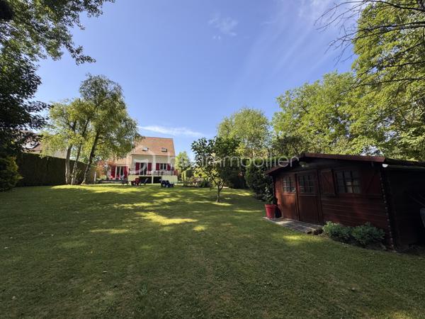 Dans un environnement très calme à Claye-Souilly, découvrez cette maison individuelle offrant un cadre de vie privilégié au cœur d’un magnifique terrain arboré de 2 065 m² avec accès direct à un ruisseau en fond de parcelle.

Laissez vous séduire par les beaux volumes et la luminosité de cette maison familiale parfaitement entretenue.
Elle se compose, au rez-de-chaussée :
-D’une entrée
-Salle d'eau et WC indépendant
-Un grand placard de rangement
-Une cuisine récemment rénovée
-Un spacieux salon-séjour. 
Ce dernier se prolonge par un second espace de vie baigné de lumière grâce à de larges baies vitrées ouvrant directement sur une vaste terrasse exposée sur le jardin.

À l’étage, l’espace nuit comprend :
-Trois chambres
-Une salle de bains et WC indépendant
-Un bureau en mezzanine surplombant le séjour, et apportant charme et caractère à l’ensemble.

Le sous-sol offre un véritable confort au quotidien avec un garage double, une cave ainsi qu’un espace buanderie/chaufferie.
Les extérieurs constituent un véritable atout : vaste terrain de plus de 2 000 m², environnement verdoyant, espace idéal pour les enfants, les animaux ou les amoureux de nature, avec en prime un accès direct à un petit cours d’eau qui confère à la propriété un caractère rare.

Une maison idéale pour une famille recherchant espace, tranquillité et qualité de vie tout en restant proche des commodités de Claye-Souilly.